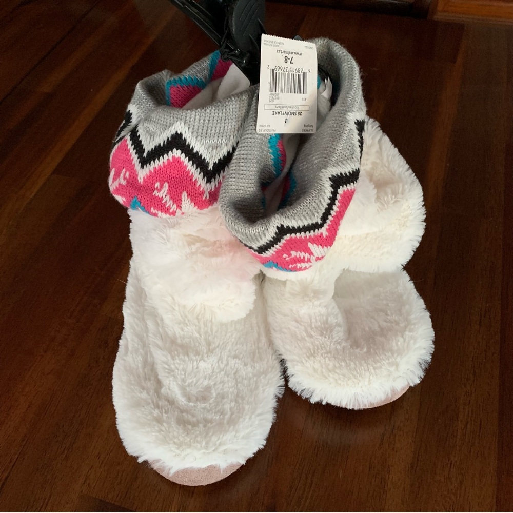 NWT Snowflake Ladies Slippers